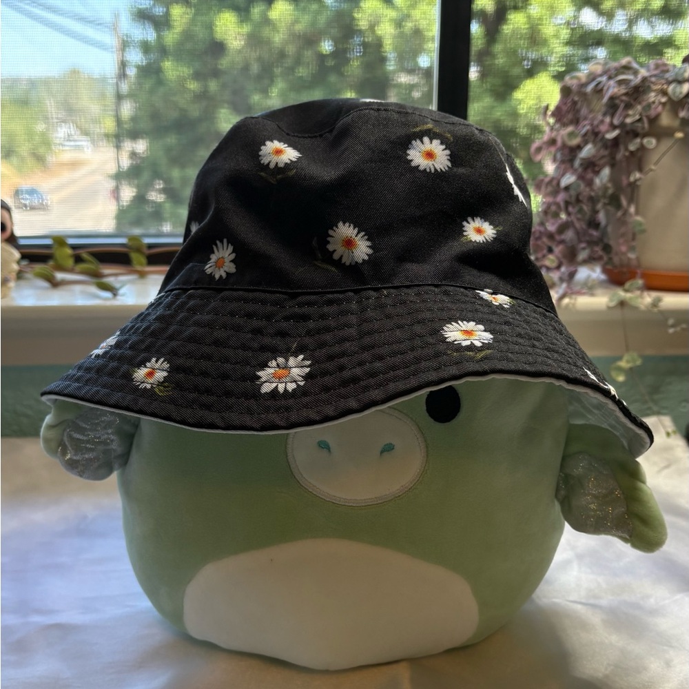 Reversible Black Daisy Bucket Hat
